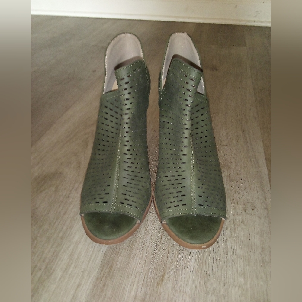 Women's Restricted Olive Green Leather Peep-Toe Shoes Size 8.5